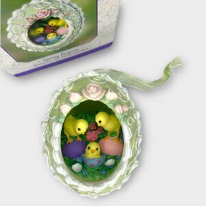2002 Hallmark Keepsake Spring Peepers Chicks In Easter Egg Ornament Diorama